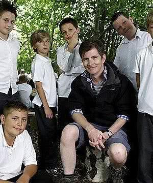 Gareth Malone's Extraordinary School for Boys Season 1海报封面图