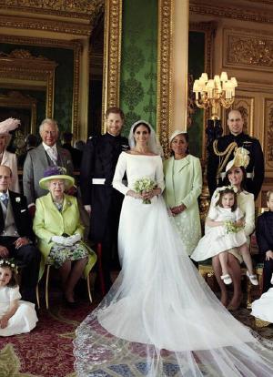 从戴安娜到梅根：王室婚礼的秘密海报封面图