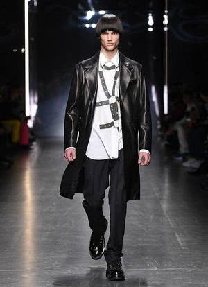 Versace: Fall/Winter 2019/2020 Menswear at Milan Fashion Week海报封面图