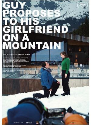 一个男人在雪山上向女友求婚海报封面图