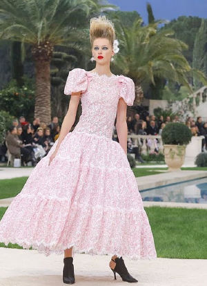 Chanel: Haute Couture Spring/Summer 2019 at Paris Fashion Week海报封面图